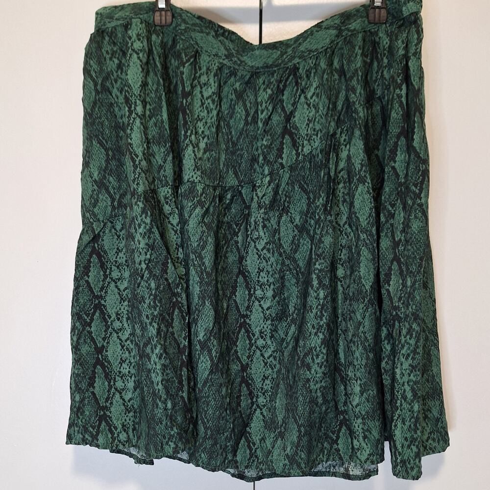 Ava & Viv Green Snake Print Elastic Waist Mini Skirt 1X